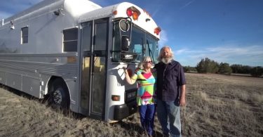 Un Couple De Retraités A Transformé Un Autobus Scolaire À Toit Surélevé En Maison D'habitation
