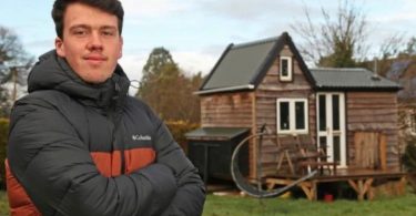 Un adolescent britannique construit une petite maison de style anglais pour 8 000 Euro.