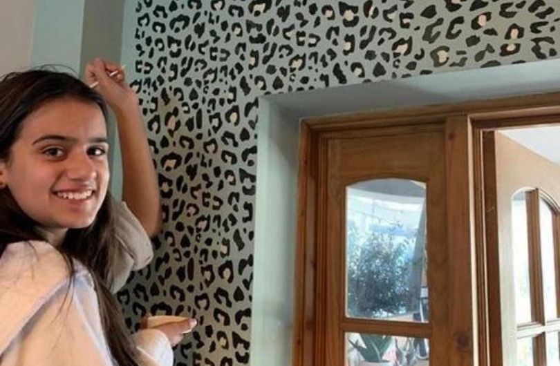 Bea, la fille de Susie Levache, âgée de 12 ans, s'est découvert un talent pour améliorer la maison pendant l'enfermement, notamment en peignant ce mur d'accent dans leur salonCrédit : Susie Levache