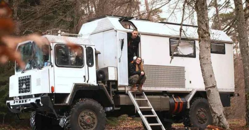 Ce Couple A Décidé De Transformer Un Camion De L'armée En Maison.