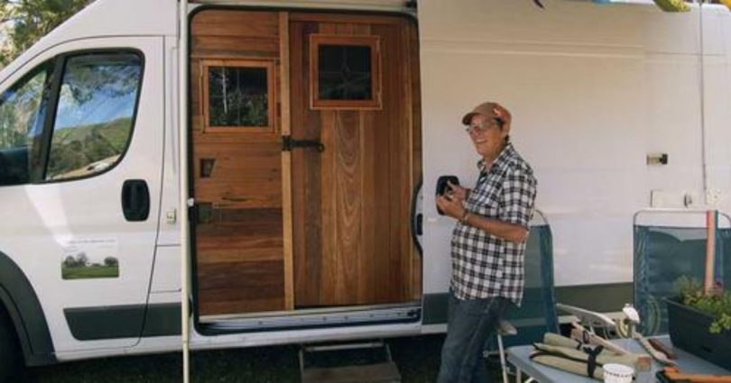 Cette Dame De 64 Ans Transforme Un Camping-car En Une Petite Maison Mobile Pour Vivre Et Voyager.