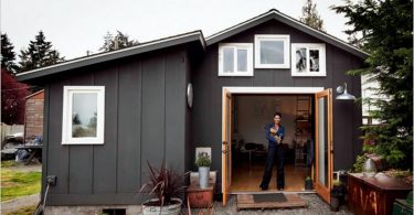 Une Femme Transforme Un Vieux Garage En Une Belle Petite Maison ? Oui, C’est Possible
