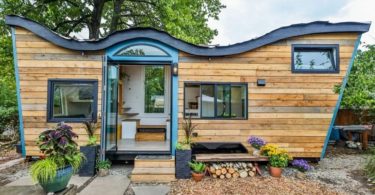 Une mini-maison construite de manière naturelle intègre un design biophilique et un toit vivant