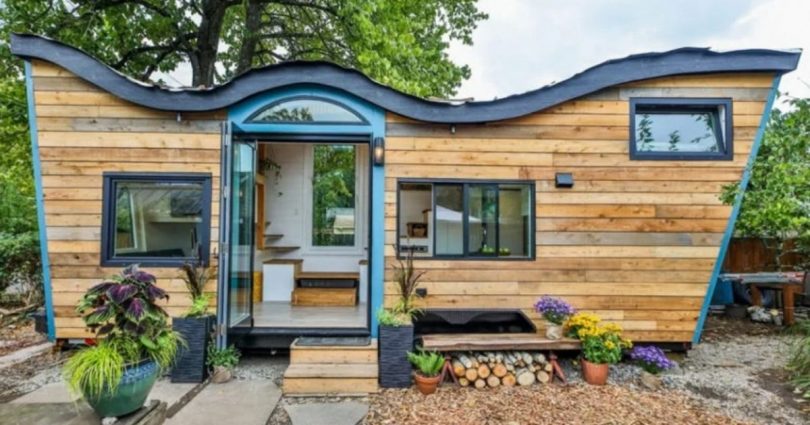 Une mini-maison construite de manière naturelle intègre un design biophilique et un toit vivant