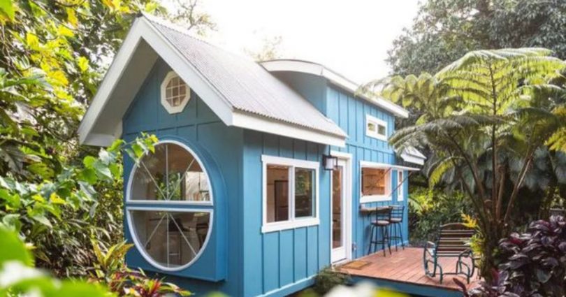 Un Couple Frère-sœur Construit Une Petite Maison À Hawaï Avec Un Toit En Demi-lune