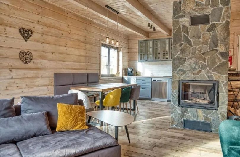 Découvrez cette spacieuse maison moderne en bois