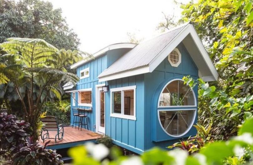 Un couple frère-sœur construit une petite maison à Hawaï avec un toit en demi-lune