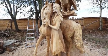Un Homme Crée Une Sculpture Étonnante D'une Femme Amérindienne À La Tronçonneuse.
