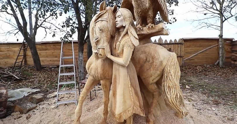 Un Homme Crée Une Sculpture Étonnante D'une Femme Amérindienne À La Tronçonneuse.