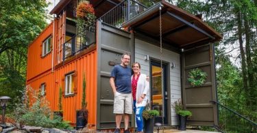 Un couple construit une étonnante maison en conteneur maritime pour vivre sans dettes