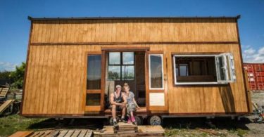 Un Couple Néo-zélandais Construit Une Petite Maison Pour Vivre Pendant L'université Et Après.