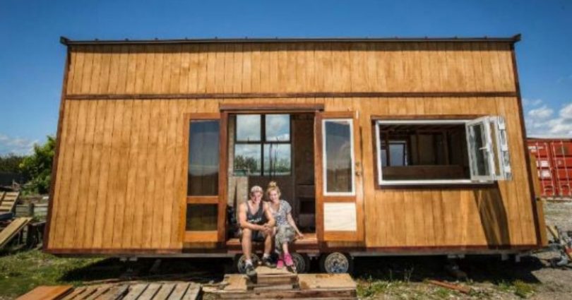 Un Couple Néo-zélandais Construit Une Petite Maison Pour Vivre Pendant L'université Et Après.