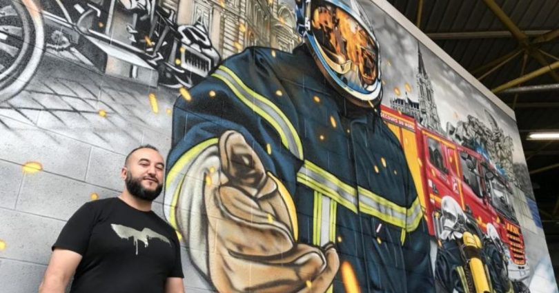 Hommage Aux Sapeurs-pompiers : Cet Homme Crée Une Fresque De 10 Mètres De Long