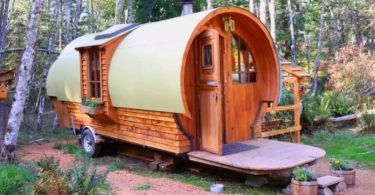 Cette Petite Maison De Style Wagon A Été Construite Avec Des Matériaux De Récupération.