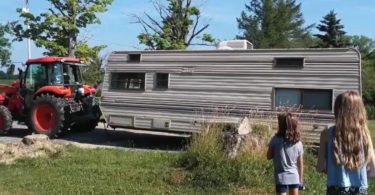 Une Jeune Fille De 11 Ans Achète Et Transforme Un Vieux Camping-car En Une Adorable Petite Maison.