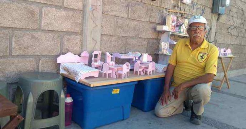 À 70 Ans, Il Crée Des Meubles Miniatures Pour Survivre Mais Personne Ne Les Achète : Une Fille Le Voit En Larmes Et L'aide