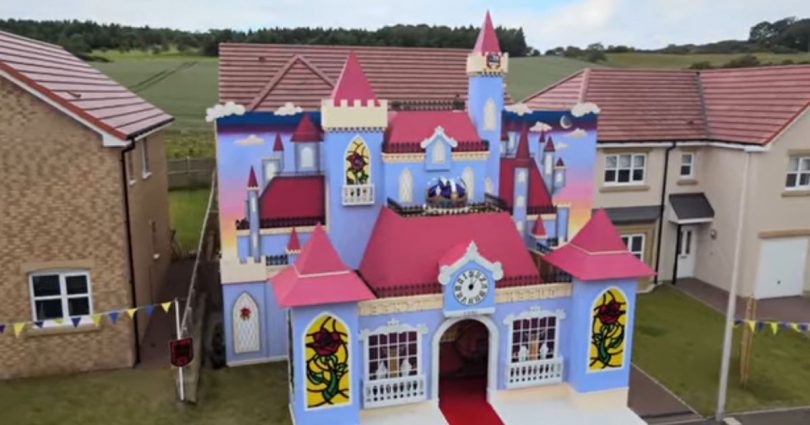 La Famille Écossaise Transforme Sa Maison En Château Disney Alors Que Sa Fille Est Sacrée Reine De Gala.