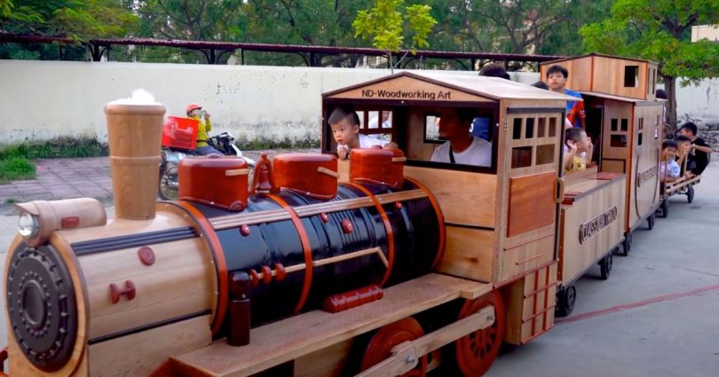 Un Homme Construit Un Train En Bois En 56 Jours Et Emmène Sa Famille Faire Une Balade Dans La Ville.