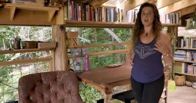Cette Femme Fait Visiter La Magnifique Petite Cabane En Rondins Qu'elle A Construite Elle-même Avec Un Budget De 5 000 Euros.