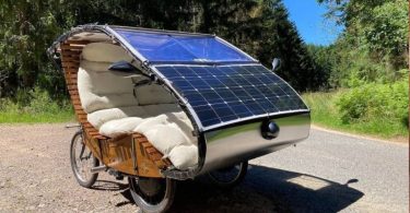 Un Ingénieur Retraité Invente Une Voiture Solaire Biplace Construite À Partir De Deux Vélos Électriques