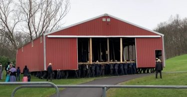 Des Centaines D'hommes Amish Utilisent Leurs Mains Nues Pour Soulever Une Grange Et L'amener Sur Un Nouveau Site.