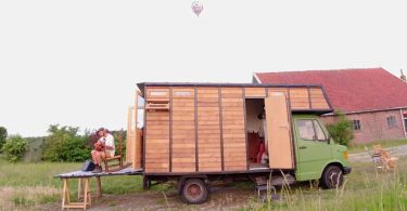 Un Homme Transforme Un Vieux Camion À Chevaux En Petite Maison Rustique Et Fabrique Un Sauna Mobile.