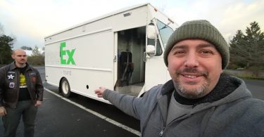Un Homme Transforme Un Vieux Camion Fedex En Une Minuscule Maison Super Cool