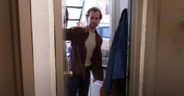 Un Homme Vit Dans Un Petit Appartement À New York Avec Le Salaire Minimum Et Montre Comment Il S'en Sort.