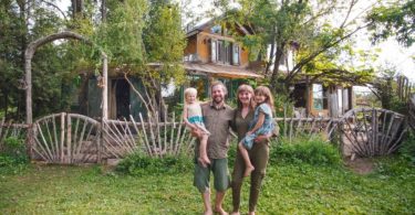 Cette Famille Vit Dans Une Maison Autonome En Terre Cuite Dont La Construction N'a Coûté Que 1000 Euros (et Aucune Facture À Payer Pendant 13 Ans).