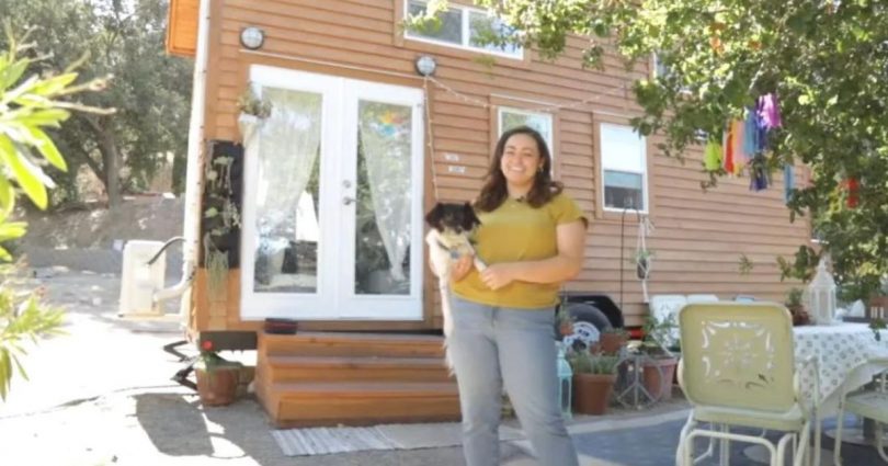 Une Jeune Femme Astucieuse De 19 Ans Construit Une Magnifique Petite Maison "bohème" Pour Y Vivre Après L'université.