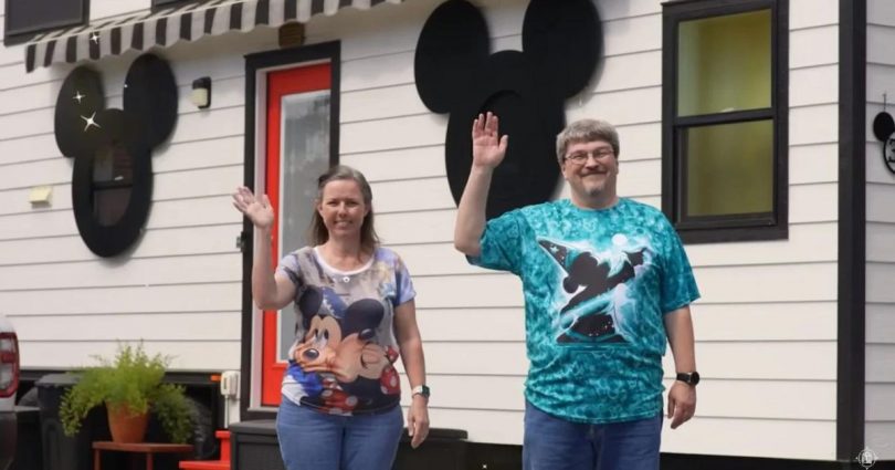 Un Couple De Retraités S'installe Dans Une Petite Maison Sur Le Thème De Disney.