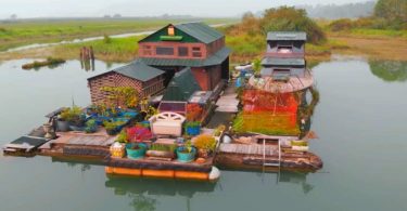 17 Ans De Vie Hors Réseau Sur Une Île Auto-construite - Construite Avec Des Matériaux De Récupération