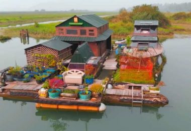 17 Ans De Vie Hors Réseau Sur Une Île Auto-construite - Construite Avec Des Matériaux De Récupération